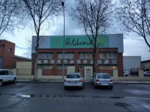 Fachada Petiberia Villalba Clinica Veterinaria y suministros para mascotas