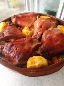 Codillo asado en la cacerola como en casa