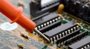Servicios Electronica en Collado Villalba - medidas con polímetro sobre una placa de circuito impreso